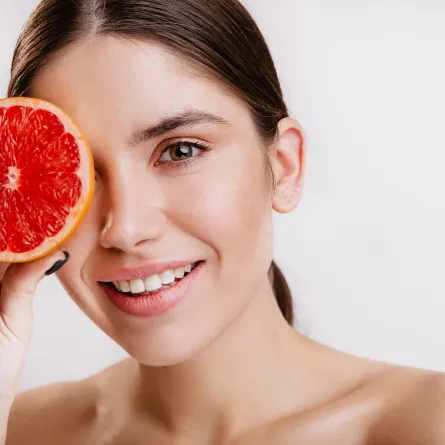 الليمون يحارب شيخوخة الجلد