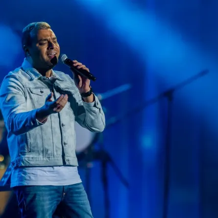 رامي صبري خلال الحفل - الصورة من حساب تقويم الرياض على تويتر