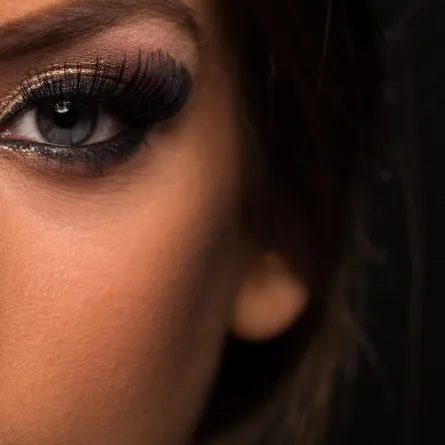 مكياج عيون جذاب في يوم الحب