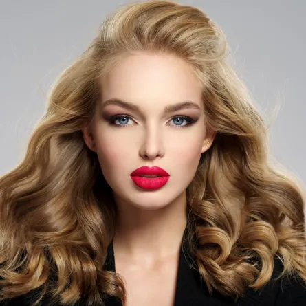 مكياج الشقراوات -الصورة من Freepik