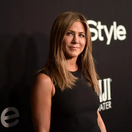 جينيفر أنيستون عانت من طفولة قاسية- مصدر الصورة: MATT WINKELMEYER / GETTY IMAGES NORTH AMERICA / GETTY IMAGES VIA AFP