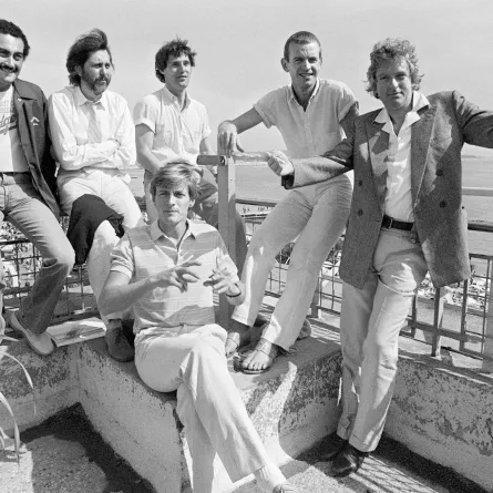 British film director Hugh Hudson (R) poses with the cast of his film "Chariots of Fire" (Les Chariots de Feu), 25 May 1981 during the Cannes International Film Festival. AFP PHOTO RALPH GATTI RALPH GATTI / AFP