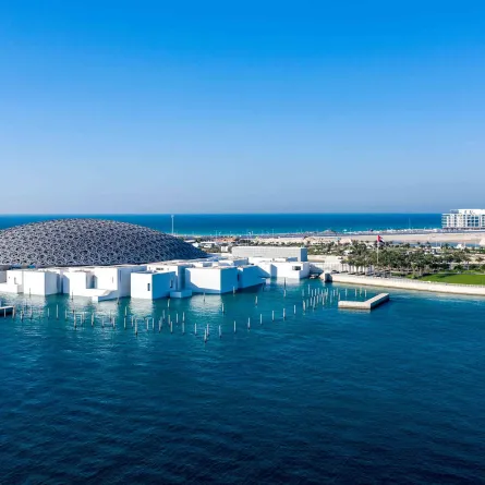 تتمتع الجزيرة بإطلالات ساحرة على المياه الفيروزية. الصورة من "وام"