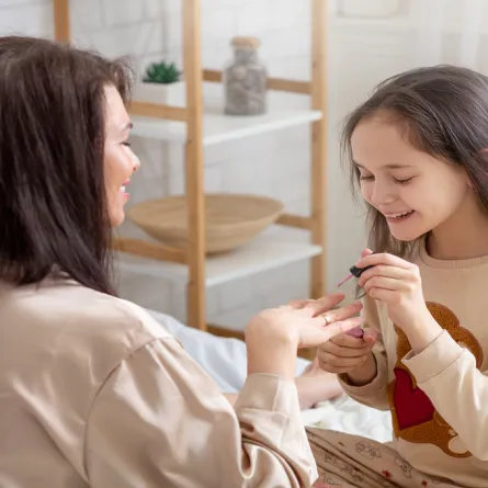 بقع طلاء الأظافر قد تلوّث السرير