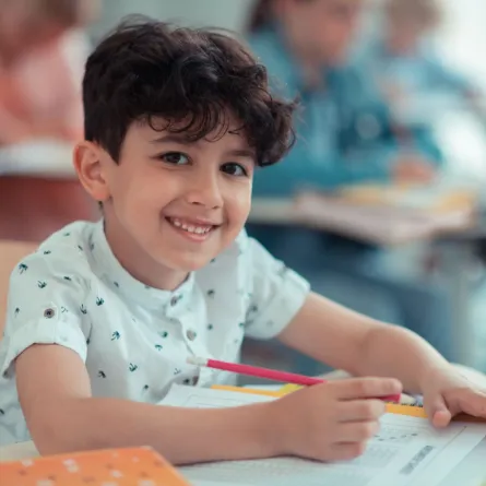 صورة لطفل في الامتحان