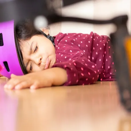 صورة لطفلة سقطت لى الأرض