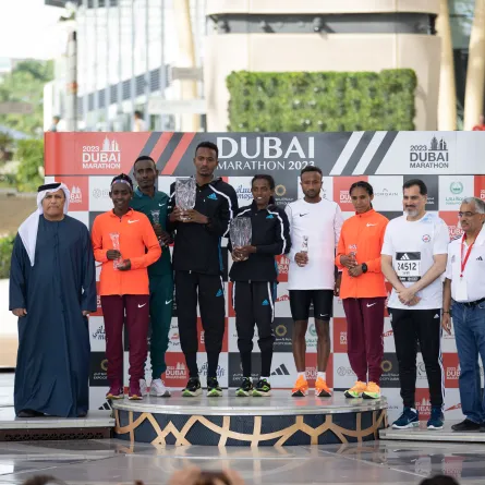 مطر الطاير مع الفائزين. الصورة من مكتب دبي الإعلامي