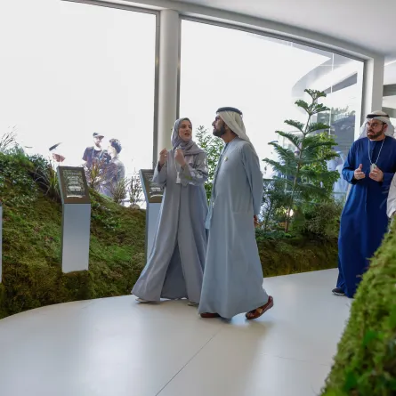 الشيخ محمد بن راشد يرافقه الشيخ حمدان بن محمد. الصورة من "وام"