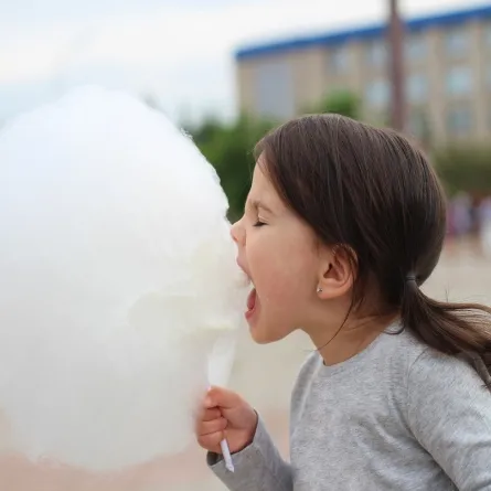 صورة لطفلة تتناول الحلوى