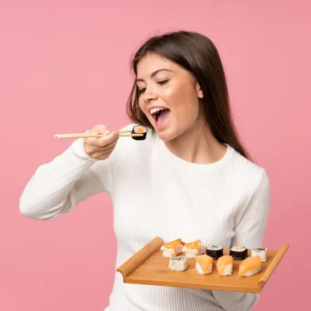 صورة لحامل تتناول السوشي بشهية