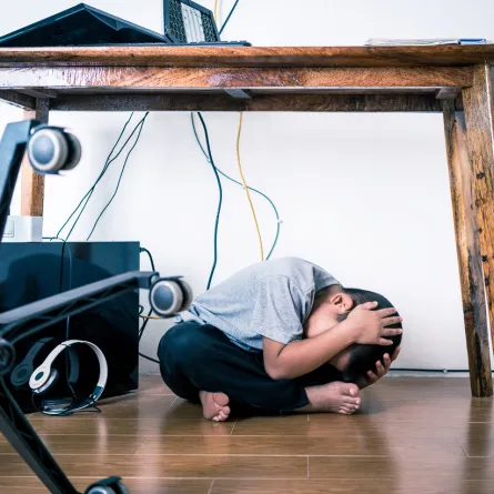 صورة لطفل يخبئ رأسه