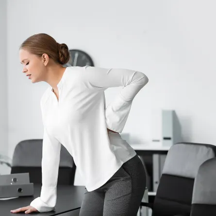 امرأة تشعر بألم الظهر بسبب مشاكل في عمل الكلى (المصدر: Adobe.Stock)