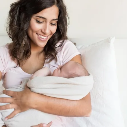 صورة لأم تحمل طفلها الرضيع