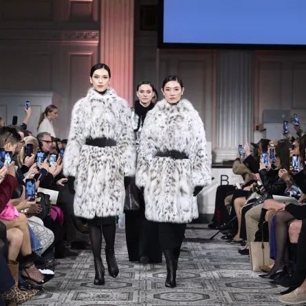 معاطف فرو سيطرت على مجموعة دار Dennis Basso- مصدر الصورة: موقع spotlight