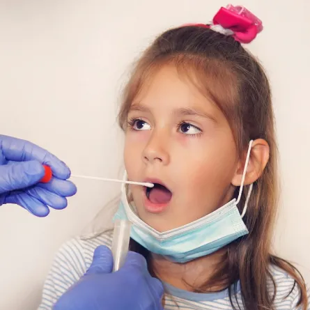 صورة لطفلة ويد طبيبة