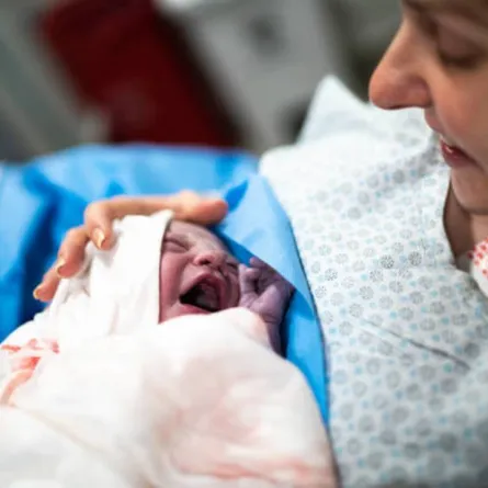 صورة لأم بعد الولادة القيصرية