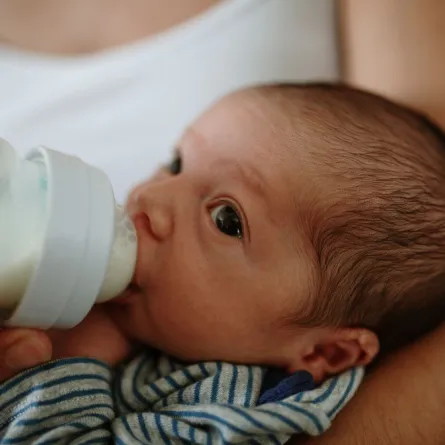 صورة لطفل يرضع