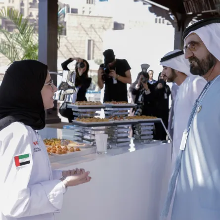 الشيخ محمد بن راشد مع الشيف عائشة. الصورة من "وام"