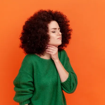 فتاة مصابة باحتقان الحلق (المصدر: Adobe.Stock)