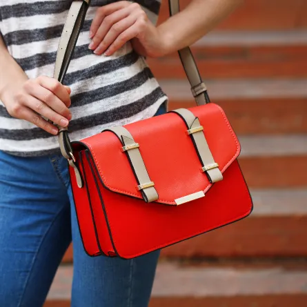 نزع الرائحة الكريهة من الحقيبة الجلدية 