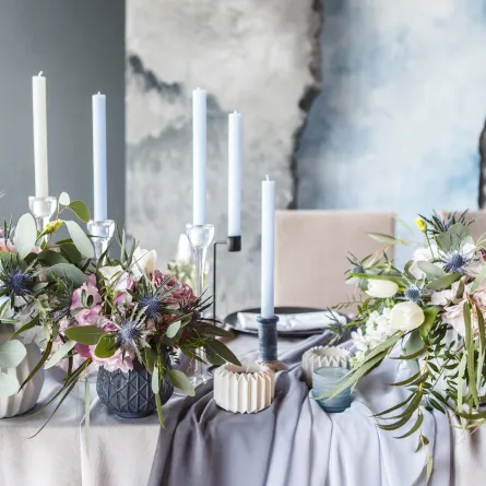 الزهور توزع في أماكن متفرقة من حفل الزفاف