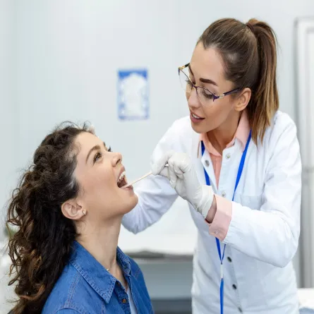 طبيبة أسنان تفحص امرأة للكشف عن اللسان الجغرافي  -المصدر: Freepik