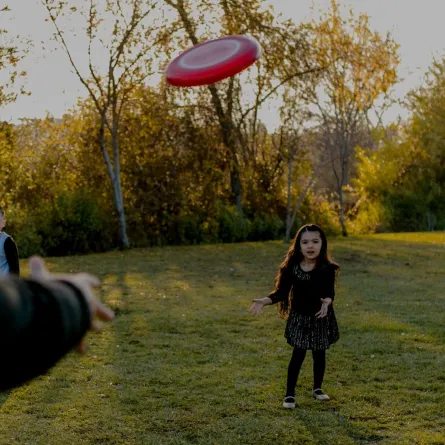 فتاة تلعب الفريسبي