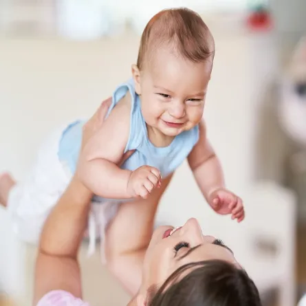 صورة لأم تلعب مع طفلها