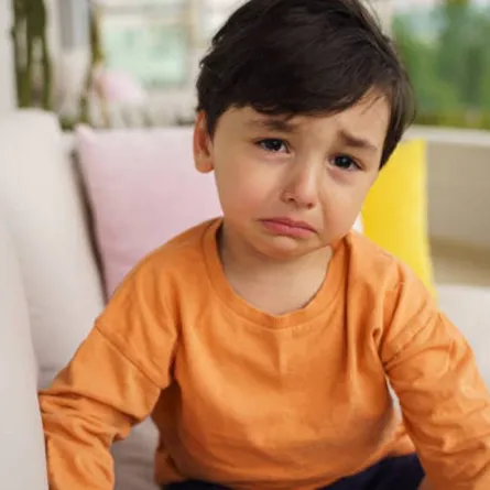 صورة لطفل حزين