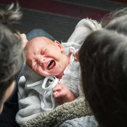 صورة لرضيع يبكي أثناء نومه