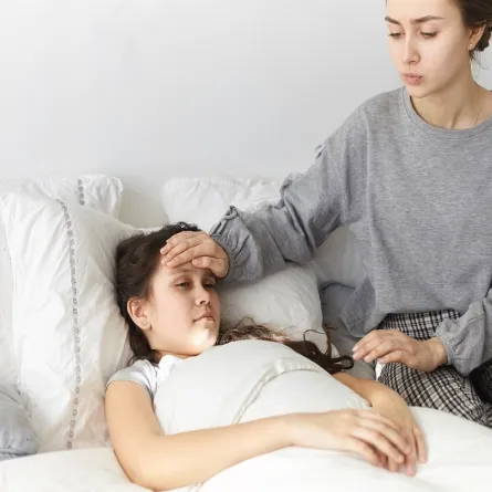 صورة لطفلة مريضة بالحمى