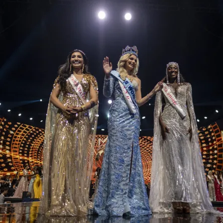 Miss Poland Karolina Bielawska (C) waves after winning the 70th Miss World beauty pageant at the Coca-Cola Music Hall in San Juan, Puerto Rico on March 16, 2022. Ricardo ARDUENGO / AFP