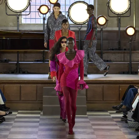  خلال اسبوع الموضة فيء لندن لخريف 2023 فستان ميني درابيه من عرض ألواليا