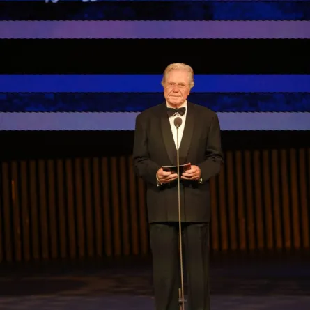 حسين فهمي من حفل ختام الدورة ال 44 - الصورة من المركز الإعلامي لمهرجان القاهرة السينمائي