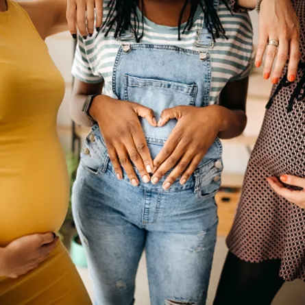 صورة لمجموعة من الحوامل في مراحل مختلفة