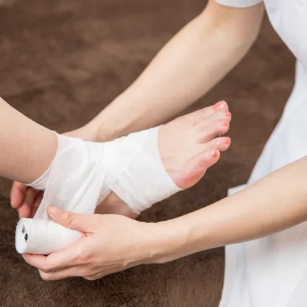 امرأة مُصابة بالتواء الكاحل «المصدر: Adobe.Stock»