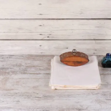 صورة توضح أدوات الكتابة القديمة