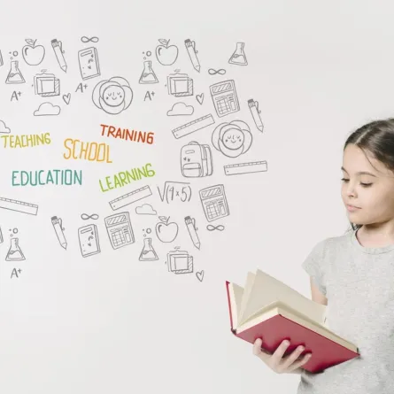 صورة لطفلة تقرأ