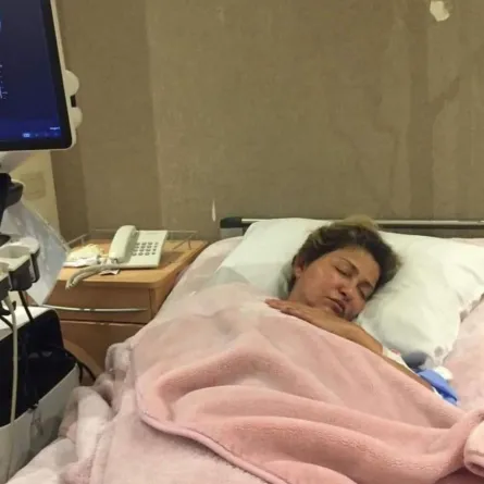 علا غانم من داخل المستشفى - الصورة من حساب ابنتها كاميليا على إنستغرام