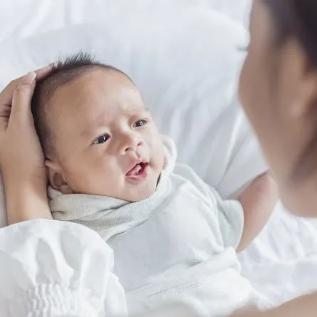 صورة لأم تتكلم وطفلها