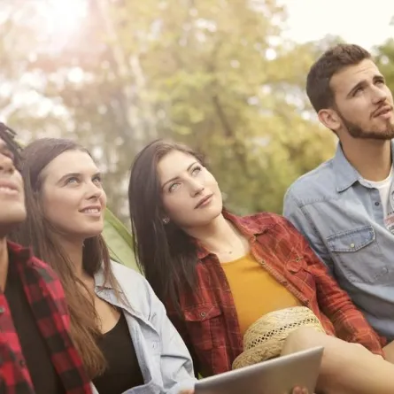 كيف أتغلب على شعور الغربة بعيداً عن الأسرة؟