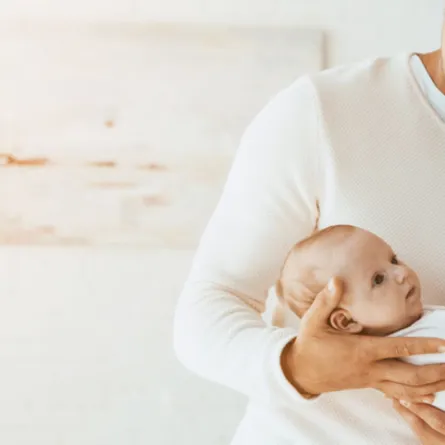 صورة لأبوين يحملان المولودة