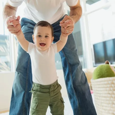 صورة لطفل رضيع يحاول المشي