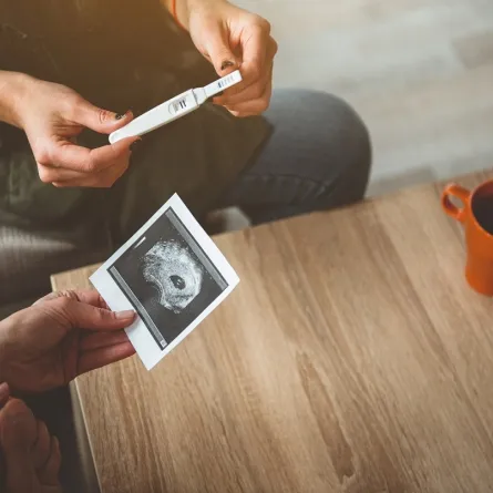 صورة لاختبار حمل وصورة لجنين بالرحم