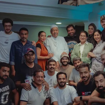 فريق عمل مسلسل منزل 12 يحتفل بإنتهاء تصويره - صورة من صفحة المخرج مناف عبد ال من على انستغرام