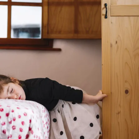 صورة لطفلة قلقة أثناء النوم