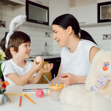 صورة لأم تلعب مع طفلها