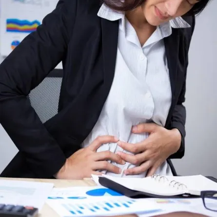 امرأة تعاني من ألم البطن (المصدر: pexels)