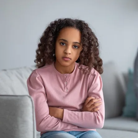 صورة لطفلة حزينة