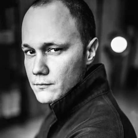 المصمم رومان بليوس 